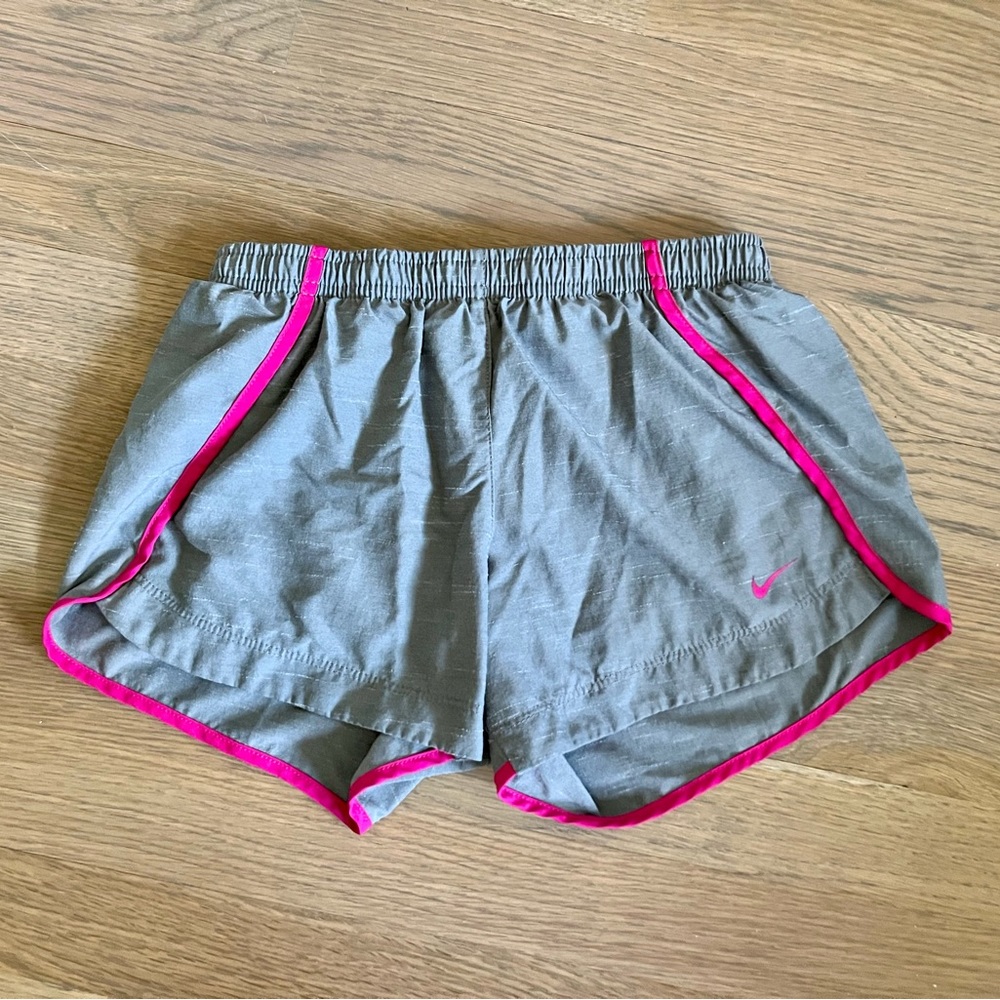 NIKE Dri-FIT Sprinter Shorts in FIREBERRY. Size Medium (10/12).